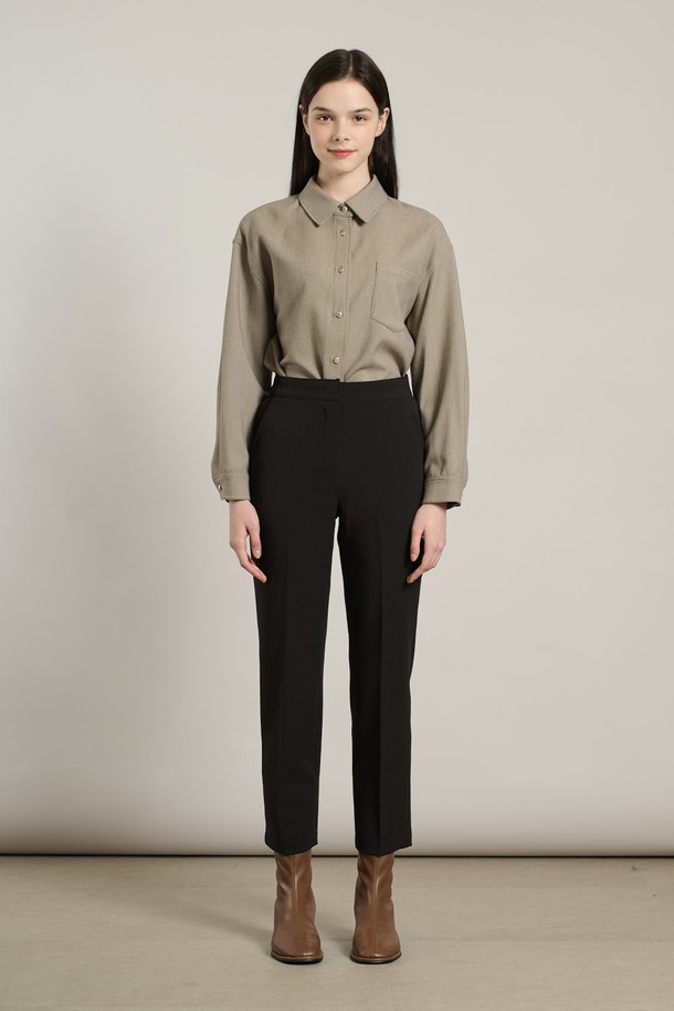 세련된 무드의 여성 분또 슬림 팬츠입니다. 일상룩과 오피스룩 모두 소화 가능한 활용도 높은 아이템으로, 모던, 컨템포러리, 캐주얼, 심플, 클래식, 우아한 스타일을 연출할 수 있습니다. 부드러운 촉감의 폴리에스테르, 레이온, 폴리우레탄 혼방 소재로 제작되어 편안한 착용감을 선사하며, 슬림핏과 일자핏으로 다리 라인을 더욱 돋보이게 합니다. 신축성과 형태 유지 기능으로 활동성을 높였으며, 블랙 컬러의 무지 디자인으로 어떤 상의와도 쉽게 매치할 수 있습니다. 출근룩으로도 손색없는 세련된 스타일을 완성해 보세요.
