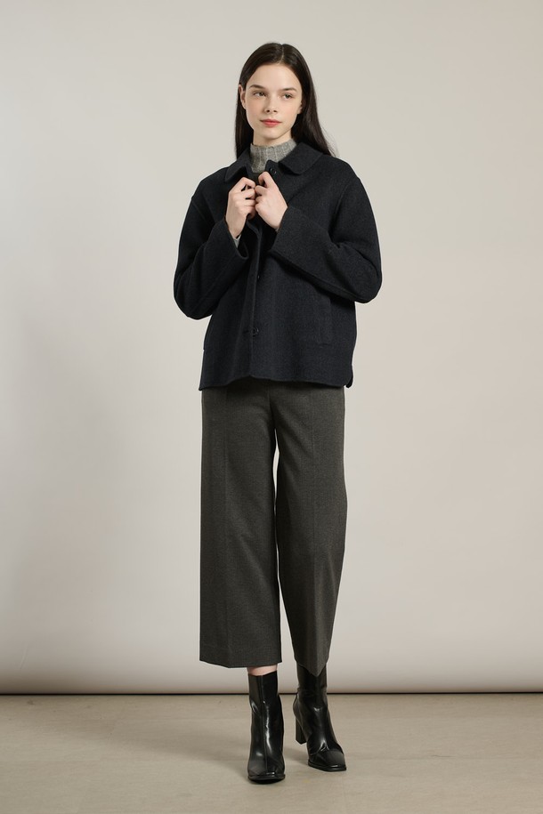 [25WT] 울캐시미어 핸드메이드 자켓 DARK NAVY A5WAJ12756는 여성 고객을 위한 아우터 카테고리의 자켓입니다. Dark Navy, 즉 짙은 네이비 컬러의 무지 디자인으로, 일상과 캐주얼 스타일에 모두 잘 어울립니다. 가을과 겨울에 착용하기 적합하며, 세련되고 차분한 무드를 연출합니다. 핸드메이드 방식으로 제작되어 부드러운 촉감과 포근함을 선사하며, 레귤러 핏과 싱글 버튼 여밈, 긴 소매 기장이 특징입니다. 오피스룩, 출근룩, 모임룩 등 다양한 TPO에 클래식, 미니멀, 시크한 스타일을 더해줍니다.
