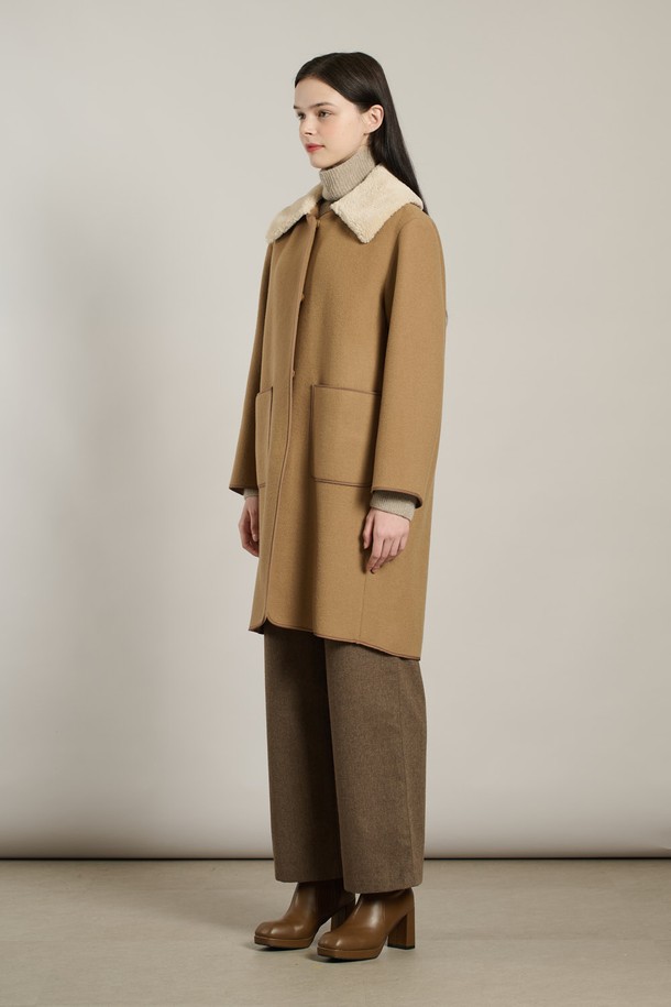 [25WT] 양털 카라 코트 - M BEIGE A5WBH84272는 여성용 아우터 코트입니다. M BEIGE(베이지) 컬러의 무지 디자인으로, 겨울철 일상과 출근룩에 모두 잘 어울립니다. 부드러운 촉감과 견고함이 느껴지는 모, 나일론 혼방 소재로 제작되었으며, 롱 기장에 루즈핏으로 편안하게 착용 가능합니다. 양털 카라와 스냅 버튼, 포켓 디테일이 돋보이는 싱글 코트로, 클래식, 모던, 캐주얼, 베이직 스타일을 모두 소화할 수 있습니다.
