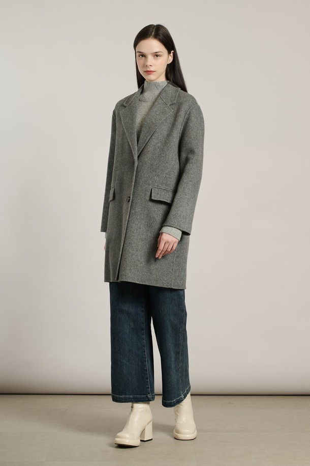 [25WT] 체크싱글 핸드메이드 코트 - CHARCOAL GRAY A5WAH81498는 여성스러운 실루엣을 연출하는 차콜 그레이 컬러의 핸드메이드 코트입니다. 울과 모 혼방 소재로 제작되어 부드러운 촉감과 뛰어난 보온성을 자랑하며, 가을/겨울 시즌에 착용하기 좋습니다. 미디엄 또는 하프 기장으로, 클래식, 베이직, 모던 스타일을 모두 소화하며, 싱글 버튼 여밈과 카라넥 디자인이 특징입니다. 레귤러핏 또는 루즈핏으로 편안하게 착용 가능하며, 체크 패턴이 세련된 포인트를 더합니다. 오피스룩, 출근룩, 모임룩 등 다양한 TPO에 활용하여 시크하고 미니멀한 스타일을 연출해보세요.
