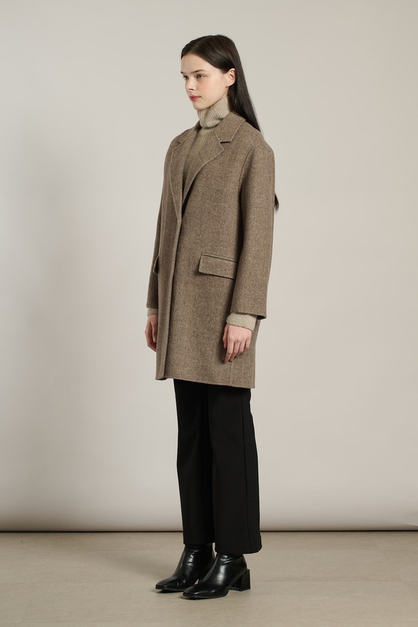 **[25WT] 체크 싱글 핸드메이드 코트 - BROWN A5WAH81474**

세련된 브라운 컬러의 여성용 체크 싱글 핸드메이드 코트입니다. 가을, 겨울 시즌에 어울리는 두꺼운 두께감으로 따뜻하게 착용할 수 있으며, 모, 나일론, 울 혼방 소재로 제작되어 부드러운 촉감을 선사합니다. 롱 또는 미디엄 기장의 코트로, 라펠 디테일과 긴 소매가 클래식하고 모던한 스타일을 연출합니다. 오피스룩, 모임룩, 데이트룩 등 다양한 TPO에 활용 가능하며, 미니멀하고 시크한 STYLE을 완성합니다. 레귤러 핏으로 편안하게 착용할 수 있는 베이직한 디자인의 코트입니다.
