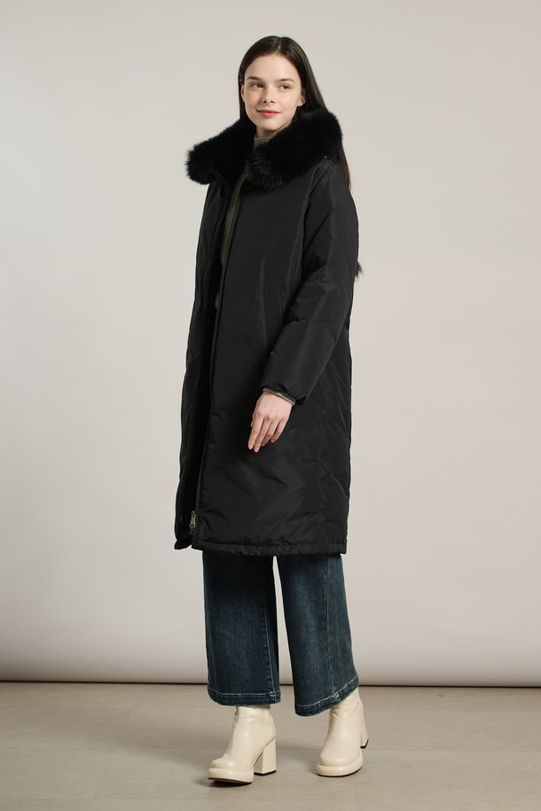 [25WT] 퍼카라 럭셔리다운 - BLACK A5WBF84799는 여성스러운 겨울 스타일을 완성하는 롱 기장의 다운 재킷입니다. 슬림핏 디자인에 블랙과 다크 그레이 컬러로 모던하고 우아한 분위기를 연출합니다. 부드러운 촉감의 폴리에스테르 소재와 토끼, 여우 천연 모피 퍼 카라가 고급스러움을 더합니다. 집업 스타일이며, 퍼 카라는 분리 가능하여 다양한 스타일을 연출할 수 있습니다. 솜털 80%, 깃털 20%의 충전재로 보온성을 높여 오피스룩, 모임룩, 연말 모임룩 등 다양한 TPO에 활용 가능하며 클래식, 미니멀, 시크한 스타일을 즐기는 분들께 추천합니다.
