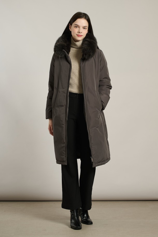 [25WT] 퍼카라 럭셔리다운 - DARK GRAY A5WBF84717는 여성 고객을 위한 롱 기장의 다운 점퍼입니다. 밍크, 여우털, 토끼털 등 고급 소재가 사용되었으며, 다크 그레이 및 블랙 컬러로 출시되었습니다. 루즈핏 디자인에 부드러운 촉감과 두꺼운 두께로 따뜻함을 더하며, 퍼 카라와 허리/아랫단 스트링 조절, 포켓 디테일이 특징입니다. 캐주얼, 미니멀한 스타일로 출근룩에 적합하며, 집업 여밈 방식과 긴 소매 기장으로 세련된 분위기를 연출합니다. 솜털 80%, 깃털 20%의 충전재를 사용하여 보온성을 높였습니다.
