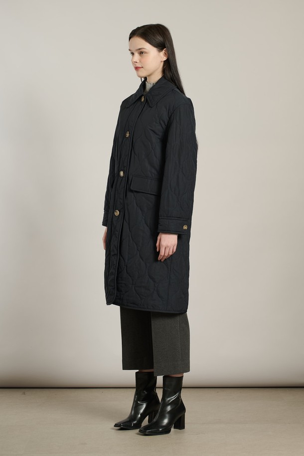 [25WT] 물결퀼팅 롱패딩점퍼 - DARK NAVY A5WAR12256는 여성용 롱패딩 점퍼로, 겨울철 일상, 캐주얼, 여행 등 다양한 상황에서 활용하기 좋습니다. 세련된, 클래식, 모던한 스타일을 연출하며, DARK NAVY 및 KHAKI 두 가지 색상으로 만나볼 수 있습니다. 물결 퀼팅, 넉넉한 기장감, 소매 및 힙 라인 디테일이 돋보이며, 레귤러핏으로 편안하게 착용 가능합니다. 폴리에스테르와 나일론 혼방 소재로 제작되어 두껍고 따뜻하며, 여행룩과 출근룩에 모두 잘 어울립니다.
