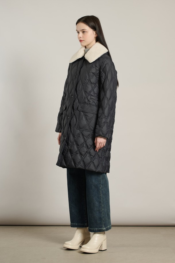 [25WT] 디테쳐블 카라 구스다운 - 다크 네이비 A5WAF81756는 여성스러운 스타일을 강조하는 겨울 아우터입니다. 다크 네이비와 카키 두 가지 색상으로 출시되었으며, 롱 기장의 레귤러핏으로 제작되었습니다. 부드러운 촉감의 폴리에스터, 아크릴, 거위 솜털, 깃털 소재를 사용하여 보온성을 높였으며, 다이아몬드 퀼팅과 탈부착 가능한 카라, 퍼(Fur) 디테일이 특징입니다. 캐주얼, 클래식, 모던 스타일을 모두 아우르며, 일상 및 여행룩에 활용하기 좋습니다. 싱글 버튼, 스냅, 지퍼 여밈 방식과 넉넉한 포켓 디자인으로 실용성을 더했습니다.
