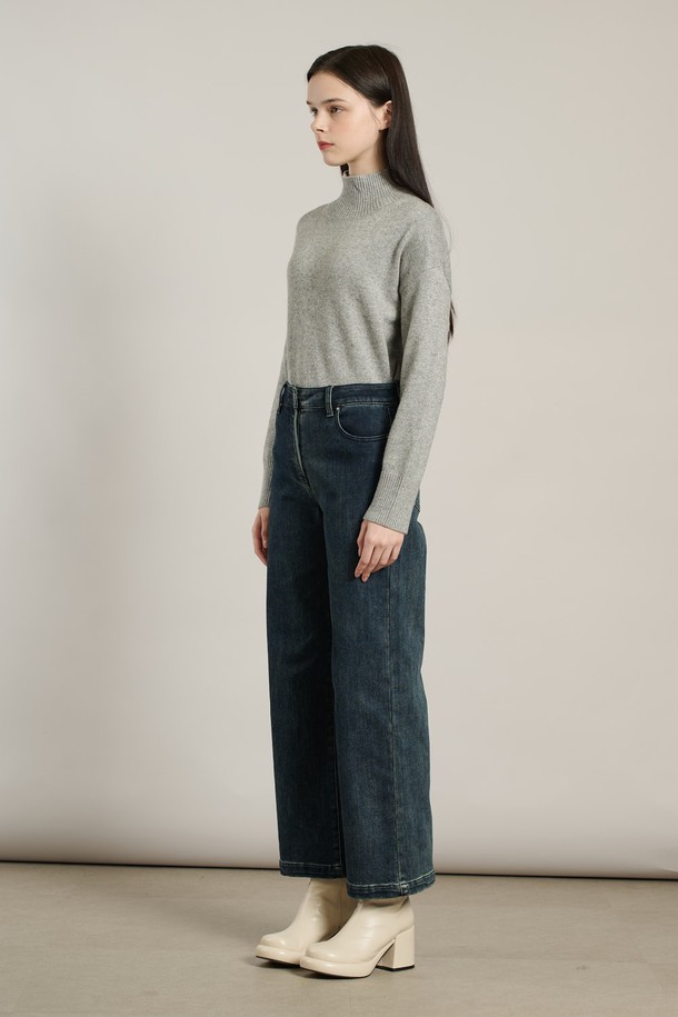 [25WT] 기모스판 와이드 데님 팬츠 - BLACK NAVY A5WAP35659는 여성용 데님 팬츠입니다. 블랙 네이비 컬러의 무지 디자인으로, 캐주얼 및 베이직 스타일을 연출하기 좋습니다. 두꺼운 두께감의 긴 기장 와이드 핏으로 제작되었으며, 면, 폴리에스터, 폴리우레탄, 스판덱스, 데님, 기모 소재를 사용하여 부드러운 촉감과 따뜻함을 느낄 수 있습니다. 허리 부분은 편안한 착용감을 제공하며, 포켓 디테일이 있습니다. 겨울철 일상복으로 활용하기에 적합합니다.
