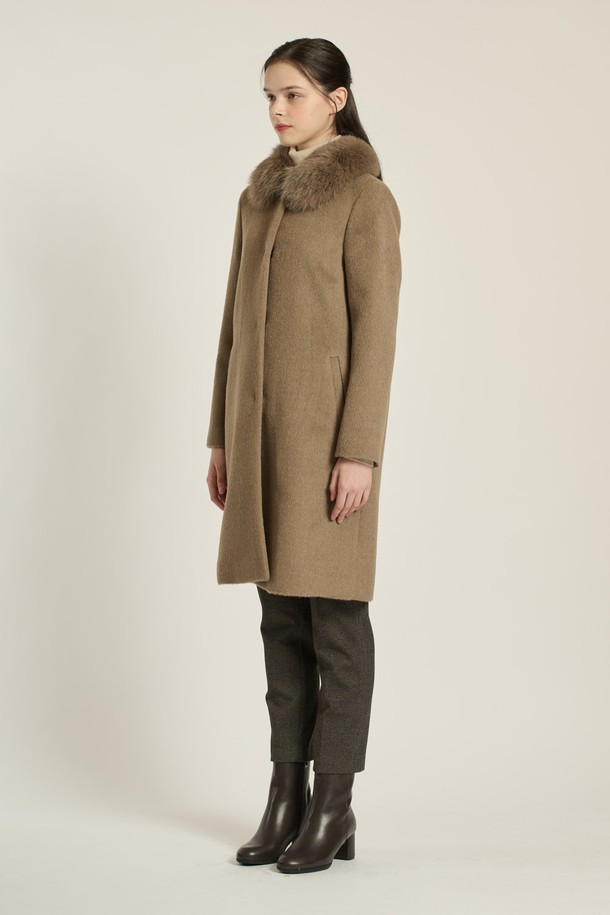 [25WT] 퍼카라 라마 코트 - DARK BEIGE B5DBH84273는 우아하고 세련된 스타일을 연출하는 여성 겨울 코트입니다. 부드러운 촉감의 라마 소재와 고급스러운 퍼 카라가 돋보이며, 일상 및 출근룩, 오피스룩에 적합합니다. 롱 기장과 싱글 버튼 디자인, 일자핏과 레귤러핏으로 클래식하고 미니멀한 무드를 선사합니다. 다크 베이지 컬러는 다양한 스타일에 매치하기 용이하며, 시크한 분위기를 더합니다. 긴 소매와 두꺼운 두께감으로 가을, 겨울 시즌 따뜻하게 착용할 수 있습니다.
