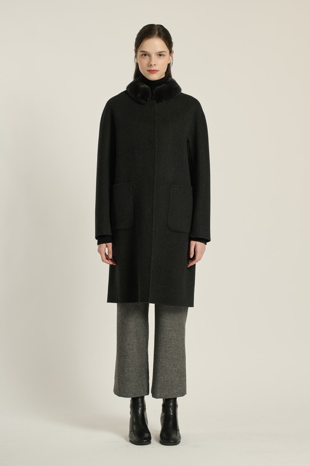 [25WT] 밍크카라 핸드메이드 코트 - BLACK B5DAH83299는 클래식, 모던, 엘레강스한 무드를 연출하는 여성용 코트입니다. 블랙 컬러의 롱 기장 슬림핏 코트로, 울, 모, 밍크 소재를 사용하여 부드러운 촉감을 선사합니다. 밍크 트리밍 카라와 싱글 버튼 여밈, 포켓 디테일이 돋보이며, 겨울철 오피스룩, 모임룩, 연말 모임룩에 시크하고 미니멀한 스타일을 더해줍니다. 핸드메이드 코트 특유의 고급스러움이 돋보이는 제품입니다. 긴 소매 기장으로 따뜻함을 더했습니다.
