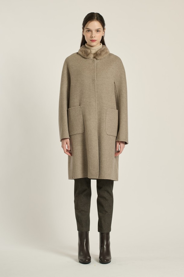 [25WT] 밍크 카라 핸드메이드 코트 - DARK BEIGE B5DAH83273는 우아하고 세련된 스타일을 연출하는 여성용 코트입니다. 다크 베이지 및 블랙 색상으로 출시되어 있으며, 롱 기장의 슬림핏 디자인이 특징입니다. 모, 폴리에스터, 밍크 소재를 사용하여 부드러운 촉감을 선사하며, 겨울철 오피스룩과 모임룩에 적합합니다. 밍크 트리밍 카라와 싱글 버튼 여밈, 그리고 긴 소매 디자인이 클래식하고 미니멀한 매력을 더합니다. 핸드메이드 싱글 코트로, 일상에서도 고급스러운 분위기를 연출할 수 있습니다.
