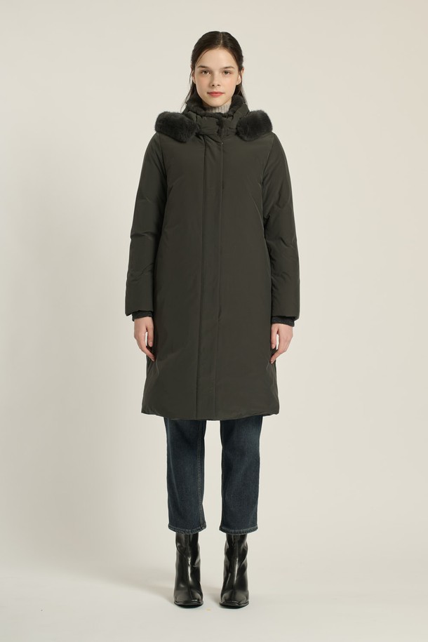 [25WT] 퍼 카라 후드 구스다운은 여성용 점퍼로, 롱 기장의 슬림핏 디자인이 특징입니다. DARK GRAY와 BLACK 두 가지 색상으로 제공되며, 퀄팅 무늬가 돋보이는 모던하고 우아한 스타일을 연출합니다. 겉감은 부드러운 촉감의 폴리에스터, 모, 나일론, 캐시미어, 밍크 소재를 사용했으며, 안감은 구스다운 충전재로 채워져 뛰어난 보온성을 자랑합니다. 지퍼와 스냅으로 여밀 수 있으며, 후드와 퍼 카라 디테일이 고급스러움을 더합니다. 출근룩, 오피스룩, 모임룩 등 다양한 TPO에 활용 가능한 겨울철 필수 아우터입니다.
