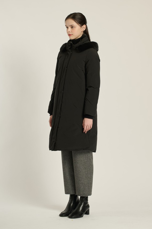 [25WT] 퍼 카라 후드 구스다운은 여성 겨울철 패션을 위한 완벽한 선택입니다. 블랙과 다크 그레이 두 가지 색상으로 출시되어 출근룩, 모임룩 등 다양한 TPO에 활용할 수 있습니다. 우아하고 클래식한 스타일을 연출하며, 캐주얼한 분위기까지 더해져 미니멀, 클래식, 캐주얼 스타일을 선호하는 분들께 추천합니다. 밍크, 캐시미어, 모, 폴리에스테르, 나일론 등 고급 소재와 구스다운 충전재, 천연모피 안감, 퍼 카라, 후드의 조합으로 뛰어난 보온성과 부드러운 촉감을 제공합니다. 미디엄 기장의 레귤러핏으로 지퍼와 싱글 버튼 여밈 방식을 갖춘 긴소매 점퍼입니다.
