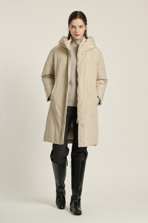 [25WT] 니트넥 후드 구스다운은 여성용 아우터로, 겨울철 출근룩에 적합한 구스다운 점퍼입니다. 롱 기장의 레귤러핏으로, LIGHT BEIGE와 M BROWN 두 가지 컬러로 제공됩니다. 부드러운 촉감의 폴리에스테르, 모, 나일론, 야크 혼방 소재에, 두꺼운 두께감으로 보온성을 높였습니다. 니트넥 후드 디자인과 지퍼 및 스냅 여밈 방식, 무지 패턴이 심플하고 세련된, 미니멀하고 클래식한 스타일을 연출합니다. 긴 소매 기장과 구스다운 충전재로 따뜻함을 더했습니다.
