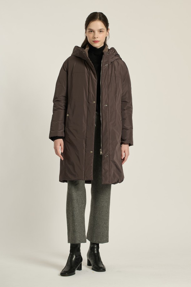 [25WT] 니트넥 후드 구스다운 - M BROWN (B5DAF83679)은 여성스러운 겨울 스타일을 완성하는 필수 아우터입니다. 보온성이 뛰어난 구스다운 충전재(솜털 80%, 깃털 20%)와 두꺼운 두께감으로 추운 날씨에도 따뜻하게 착용할 수 있습니다. 롱 기장에 레귤러 핏으로, 캐주얼, 미니멀, 클래식 무드를 모두 소화하며, 여행룩과 출근룩 등 다양한 TPO에 활용 가능합니다. M BROWN, LIGHT BEIGE 두 가지 컬러로 출시되었으며, 니트넥과 울 배색 디테일이 돋보이는 디자인입니다. 지퍼와 스냅으로 여밈 방식을 제공하며, 부드러운 촉감과 긴 소매 기장이 특징입니다.
