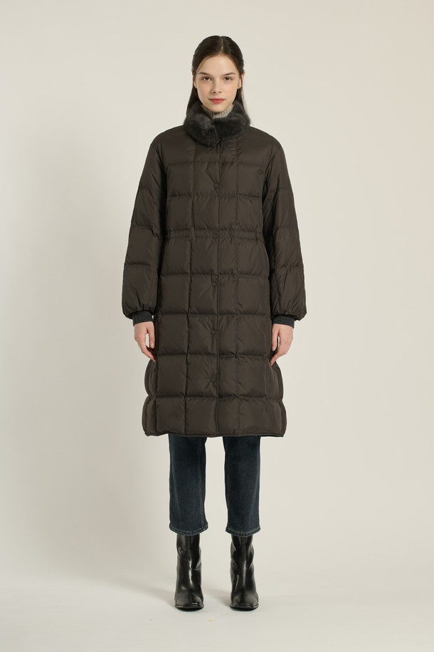 [25WT] 밍크 트리밍 구스다운은 여성용 아우터로, 다크 그레이와 브라운 두 가지 색상으로 출시되었습니다. 롱 기장의 다운 코트로, 겨울철 여행룩과 출근룩에 모두 잘 어울립니다. 부드러운 촉감의 밍크 트리밍이 우아함과 고급스러움을 더하며, 퀄팅 무늬와 레귤러핏으로 모던하고 캐주얼한 스타일을 연출합니다. 폴리에스테르, 나일론, 모, 밍크, 솜털, 깃털 등 다양한 소재로 제작되었으며, 두꺼운 두께감과 긴 소매, 스냅 여밈 방식이 특징입니다. 보온성과 경량성을 갖춰 편안하게 착용할 수 있습니다.
