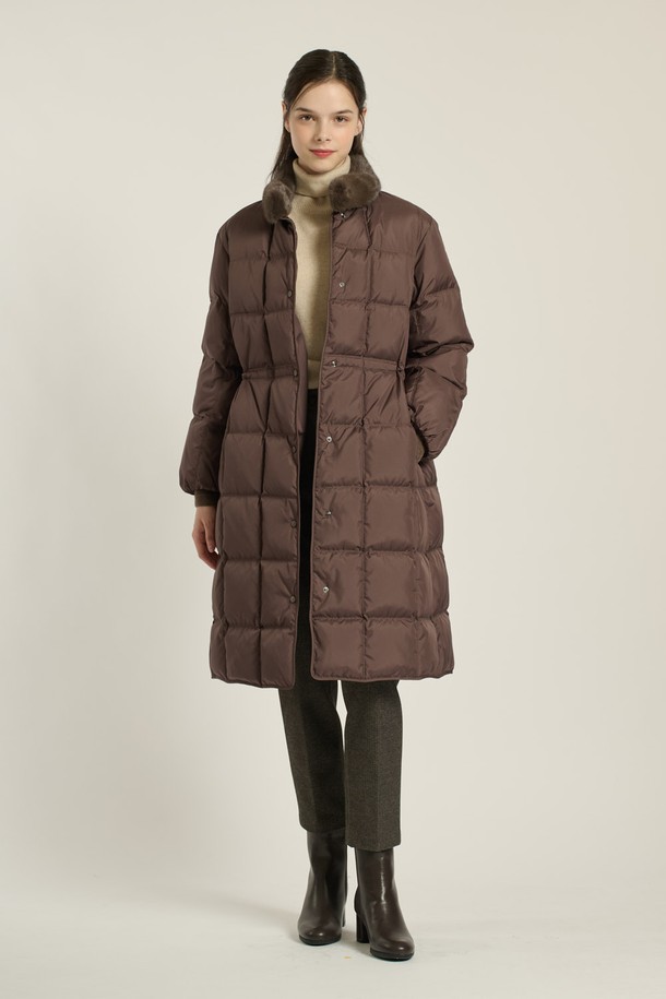 [25WT] 밍크 트리밍 구스다운은 여성용 겨울 아우터로, 우아하고 클래식한 스타일을 연출합니다. 부드러운 촉감의 롱 기장 퀄팅 디자인으로, 브라운과 다크 그레이 두 가지 컬러로 만나볼 수 있습니다. 밍크 트리밍과 구스다운 충전재가 고급스러움과 보온성을 동시에 선사하며, 스냅 여밈 방식으로 간편하게 착용 가능합니다. 출근룩, 모임룩, 연말 모임룩 등 다양한 TPO에 활용 가능하며, 미니멀하고 시크한 스타일을 완성합니다.
