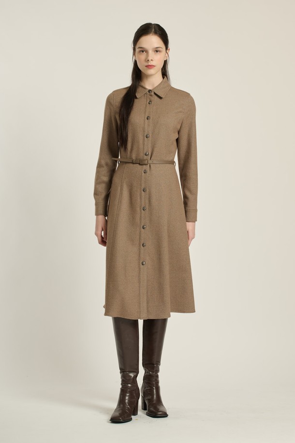 세련된 무드의 여성 셔츠 카라 벨티드 원피스입니다. M BEIGE 컬러와 블랙 컬러로 출시되었으며, 부드러운 촉감의 모, 울, 레이온, 폴리에스테르, 나일론, 폴리우레탄 혼방 소재로 제작되었습니다. 허리 벨트와 싱글 버튼, A라인 스커트, 롱 & 맥시 기장으로 우아하고 모던한 스타일을 연출합니다. 안감이 있어 편안하게 착용 가능하며, 오피스룩, 하객룩, 모임룩 등 다양한 TPO에 활용 가능합니다. 클래식하고 미니멀한 디자인으로, 겨울철 세련된 스타일을 완성해 보세요.
