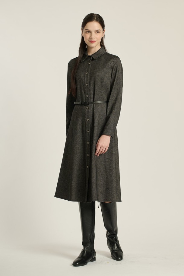 [25WT] 셔츠 카라 벨티드 원피스 - BLACK B5DAO62199는 여성스러운 실루엣을 연출하는 셔츠 카라 원피스입니다. 모, 레이온, 폴리에스터, 나일론, 폴리우레탄 혼방 소재로 제작되어 부드러운 촉감을 선사하며, 가을, 겨울 시즌에 적합합니다. 허리 벨트로 라인을 잡아 우아하고 세련된 스타일을 완성하며, 롱스커트와 A라인, 플레어 핏으로 다양한 분위기를 연출할 수 있습니다. 카라넥과 긴 소매 디자인은 클래식하면서도 모던한 느낌을 주어 오피스룩, 모임룩에 활용하기 좋습니다. 블랙 컬러의 무지 디자인으로, 미니멀, 시크한 스타일을 선호하는 분들께 추천합니다.
