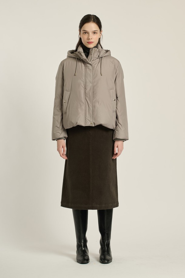 [25WT] 구스다운 드로우스트링 후드 점퍼 - LIGHT KHAKI B5D9F80881는 여성용 아우터, 점퍼입니다. 캐주얼, 세련된, 고급스러운, 감각적인 스타일을 추구하며, 일상과 여행에 모두 활용 가능한 숏 기장의 겨울 점퍼입니다. 라이트 카키와 다크 브라운 두 가지 색상으로 제공되며, 부드러운 촉감의 폴리에스터, 구스다운, 모, 나일론 소재를 사용하여 두꺼운 두께감과 높은 보온성을 자랑합니다. 후드와 드로우스트링, 그리고 은은한 광택감이 돋보이는 디자인으로, 여행룩에 훌륭하게 어울립니다.
