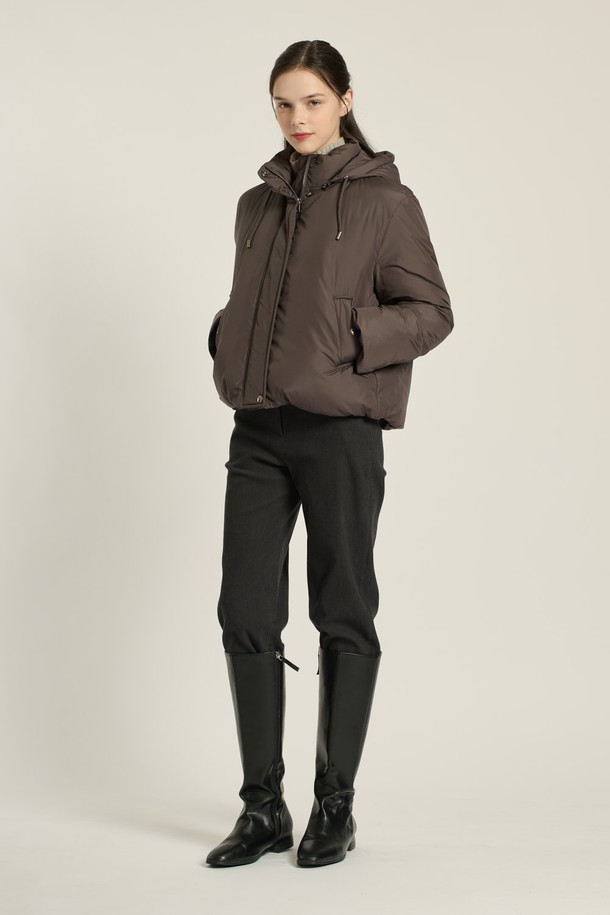 [25WT] 구스다운 드로우스트링 후드 점퍼 - DARK BROWN (다크 브라운) B5D9F80875는 겨울철 출근룩을 위한 여성용 점퍼입니다. 부드러운 촉감의 폴리에스테르, 모, 나일론 혼방 소재로 제작되었으며, 숏 기장의 레귤러핏 또는 루즈핏으로 편안하게 착용할 수 있습니다. 다크 브라운과 라이트 카키 두 가지 색상으로 제공되며, 무지 또는 배색 디자인에 지퍼와 단추로 여밀 수 있습니다. 후드, 드로우스트링, 구스다운 충전재, 방풍 기능으로 보온성을 높였으며, 클래식, 미니멀, 캐주얼, 우아한 스타일을 연출할 수 있습니다.
