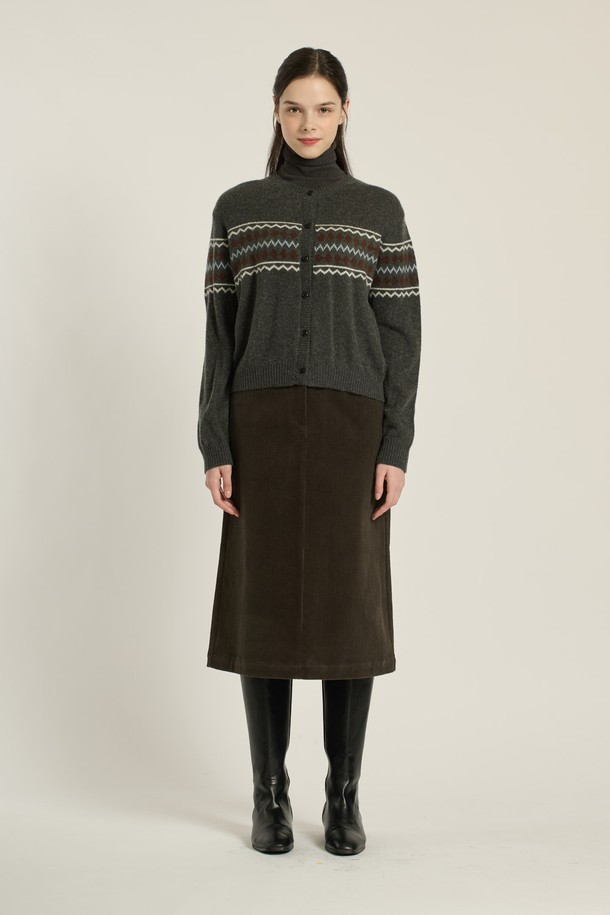 [25WT] 다이아 페어아일 가디건 - 차콜 그레이 B5DAK12598는 여성 의류로, 차콜 그레이 및 M 그레이 컬러의 라운드 넥, 레귤러 핏 가디건입니다. 봄, 가을, 겨울, 간절기에 착용 가능하며, 클래식, 캐주얼, 우아한 스타일을 연출할 수 있습니다. 모, 나일론, 라이오셀, 알파카 혼방 소재로 부드럽고 포근한 촉감을 선사하며, 페어아일과 다이아몬드 패턴이 돋보입니다. 싱글 버튼 여밈 방식에 긴소매 기장의 레귤러핏 가디건으로, 출근룩과 모임룩, 클래식, 캐주얼, 미니멀한 스타일 연출에 적합합니다.
