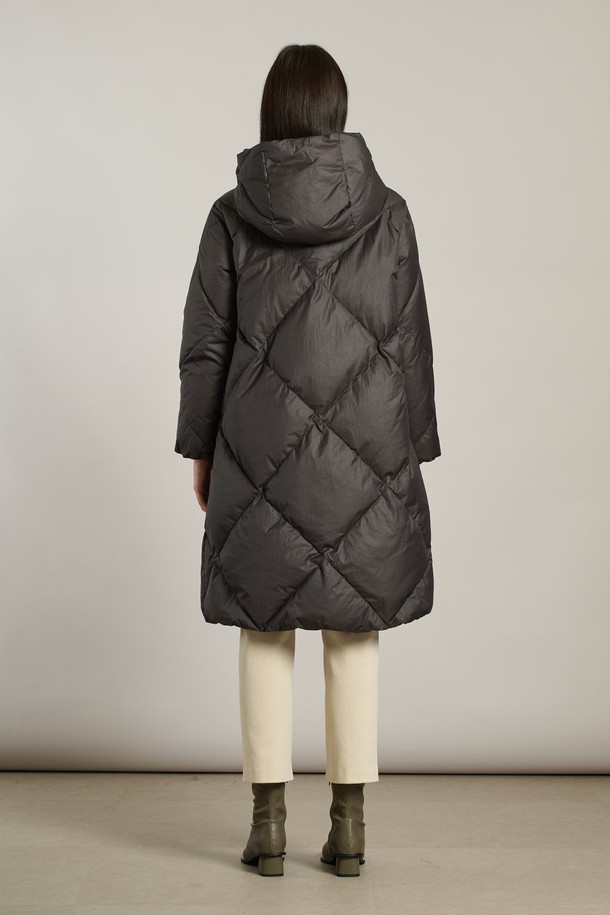 [25WT] 빅다이아 퀼팅다운 DARK GRAY A5WAF82417는 여성용 겨울 아우터 점퍼입니다. 롱 기장의 루즈핏으로, 여행룩과 캠핑룩에 어울리는 캐주얼, 미니멀, 클래식 스타일을 연출할 수 있습니다. 톤 다운된 다크 그레이 컬러와 부드러운 촉감의 나일론, 폴리에스터 혼방 소재로 제작되었으며, 두꺼운 두께감으로 보온성을 높였습니다. 빅다이아 퀼팅 디자인과 후드, 거위털 충전재, 스냅 여밈 방식이 특징입니다. 
