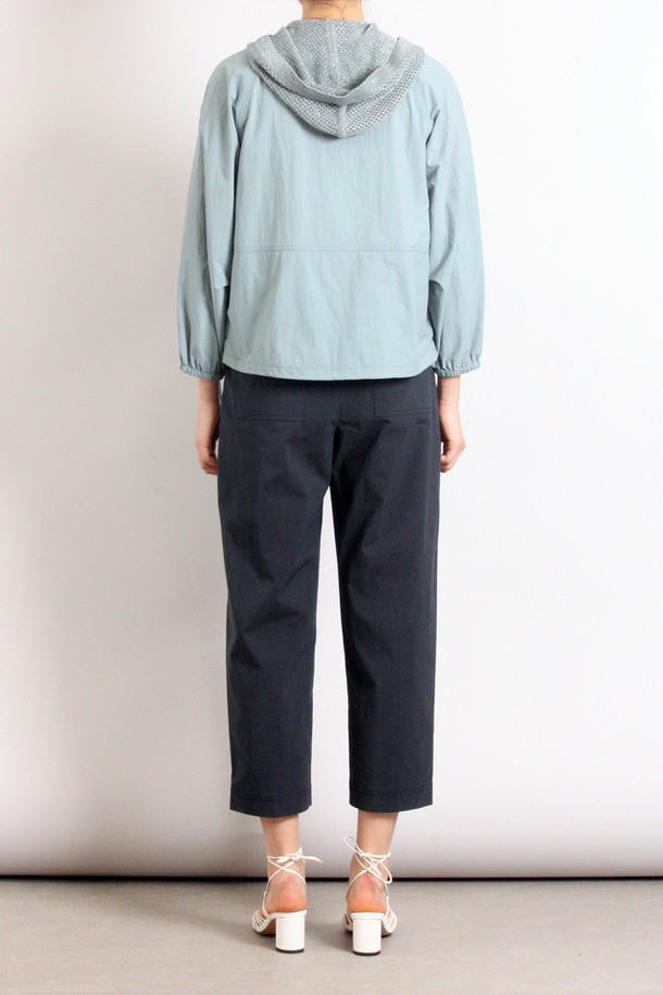 [25SU] 니트 후드 점퍼는 가벼운 착용감의 여성용 아우터로, 일상에서 캐주얼하고 베이직한 스타일을 연출하기에 좋습니다. 얇은 두께의 나일론, 레이온 혼방 소재로 제작되었으며, 부드러운 촉감을 자랑합니다. LIGHT BLUE 색상에 후드 스트링 조절, 아웃 포켓 스트링, 매끄러운 지퍼 디테일까지 더해진 긴소매 레귤러핏 니트 후드 점퍼입니다.
