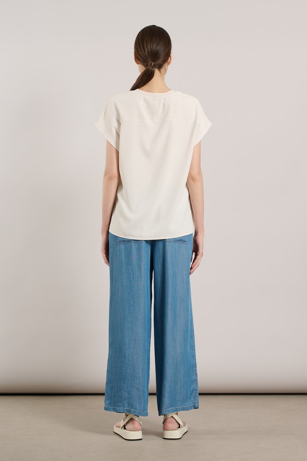 [25SU] 썸머 프린트 블라우스는 부드러운 폴리에스터와 폴리우레탄 혼방 소재로 제작되어 가볍고 편안한 착용감을 선사합니다. 라운드넥에 반소매 디자인, 루즈핏으로 여유로운 실루엣을 연출하며, 드롭 숄더 디테일이 특징입니다. 아이보리, 다크 네이비 두 가지 색상으로 출시되었으며, 캐주얼하면서도 빈티지한 무드의 프린트가 돋보여 일상복으로 활용하기 좋습니다.
