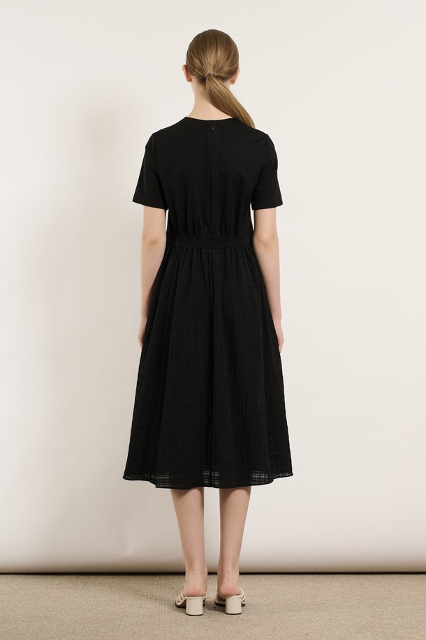 [25SU] 반팔 세트 원피스 - BLACK B5M3O60399는 여름철 일상과 데일리룩에 모두 잘 어울리는 여성용 반팔 원피스입니다. 부드러운 레이온, 폴리에스터, 나일론, 면 혼방 소재로 제작되었으며, 얇은 두께와 A라인 플레어핏으로 우아하고 세련된 무드를 연출합니다. 허리 셔링 디테일과 다리가 길어 보이는 실루엣이 돋보이며, 세트로 구성되어 활용도를 높였습니다.
