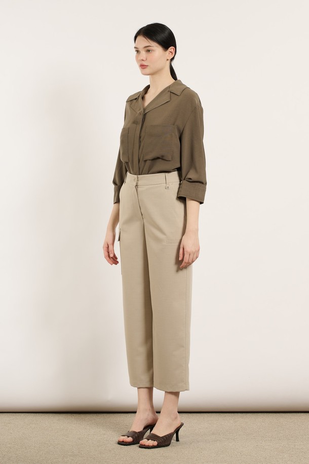 [25SU] 사이드 포켓 스트레이트 팬츠 - M BEIGE는 부드러운 촉감과 여유로운 핏으로 편안하게 착용 가능한 여성용 스트레이트 팬츠입니다. M BEIGE와 NAVY 두 가지 색상으로 출시되었으며, 여름철 일상복으로 활용하기 좋습니다. 사이드 포켓 디테일이 돋보이며 다리 라인을 길어 보이게 연출하여 다양한 체형에 잘 어울립니다.
