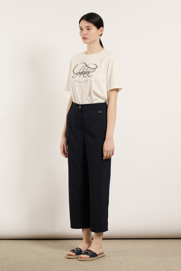 [25SU] 사이드 포켓 스트레이트 팬츠 - NAVY B5M4P33455는 부드러운 촉감과 뛰어난 형태 유지력을 자랑하는 여성용 스트레이트핏 팬츠입니다. 폴리에스터, 레이온, 폴리우레탄, 아크릴, 모 혼방 소재로 제작되어 편안한 착용감을 선사하며, 데일리, 캐주얼, 세미캐주얼 등 다양한 스타일에 활용하기 좋습니다. 양쪽 사이드 포켓 디테일과 세련된 실루엣이 돋보이는 베이직한 디자인으로, 여름 시즌에 시원하게 즐길 수 있는 긴 기장의 네이비 색상 팬츠입니다.
