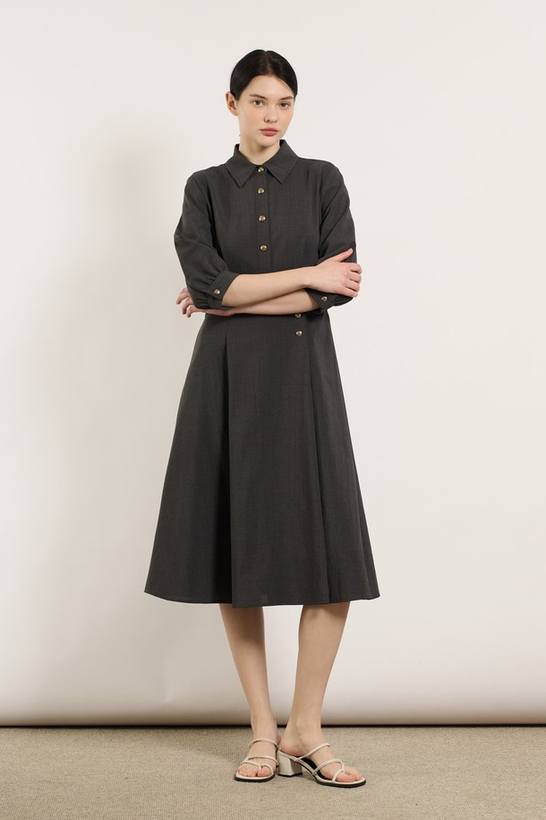 [25SU] 버튼 포인트 포멀 원피스 - CHARCOAL GRAY B5M4O63498은 차콜 그레이 색상의 폴리에스터 소재 포멀 원피스입니다. 7부 소매에 차이나칼라 디자인, A라인 치마, 버튼 디테일이 돋보이며, 어깨선과 허리 라인을 강조하여 클래식하고 포멀한 무드를 연출합니다. 얇은 두께감과 안감으로 여름철 오피스룩, 하객패션, 격식 있는 자리에 적합합니다.
