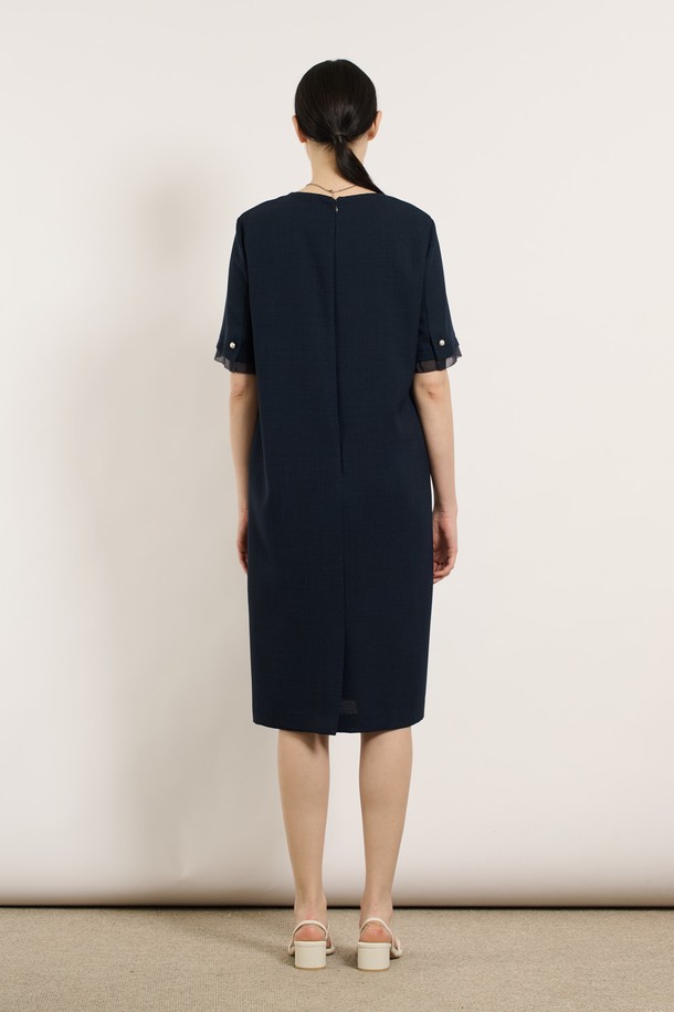 [25SU] 쉬어 소매 스트레이트 원피스는 네이비 색상의 폴리에스터 소재로 제작되었으며, 여름 시즌에 어울리는 여성용 스트레이트 원피스입니다. 우아하고 세련된 무드를 연출하며, 쉬어 소매 디테일과 깔끔한 실루엣이 특징입니다. 격식 있는 모임이나 데일리룩으로 활용하기 좋고, 라운드넥 디자인에 안감이 있어 편안하게 착용할 수 있습니다.

