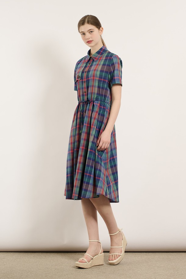 [25SU] 스트링 체크 반소매 원피스 - GREEN 색상으로, 세련되고 자연스러운 무드를 연출합니다. 면 소재의 체크 패턴이 돋보이며, 허리 스트링 디테일과 무릎 아래 기장으로 잘록한 핏을 선사하는 여성용 반소매 원피스입니다. 칼라 네크라인과 소매 끝단 버튼, 안감 디자인으로 일상 또는 특별한 자리에도 잘 어울립니다.
