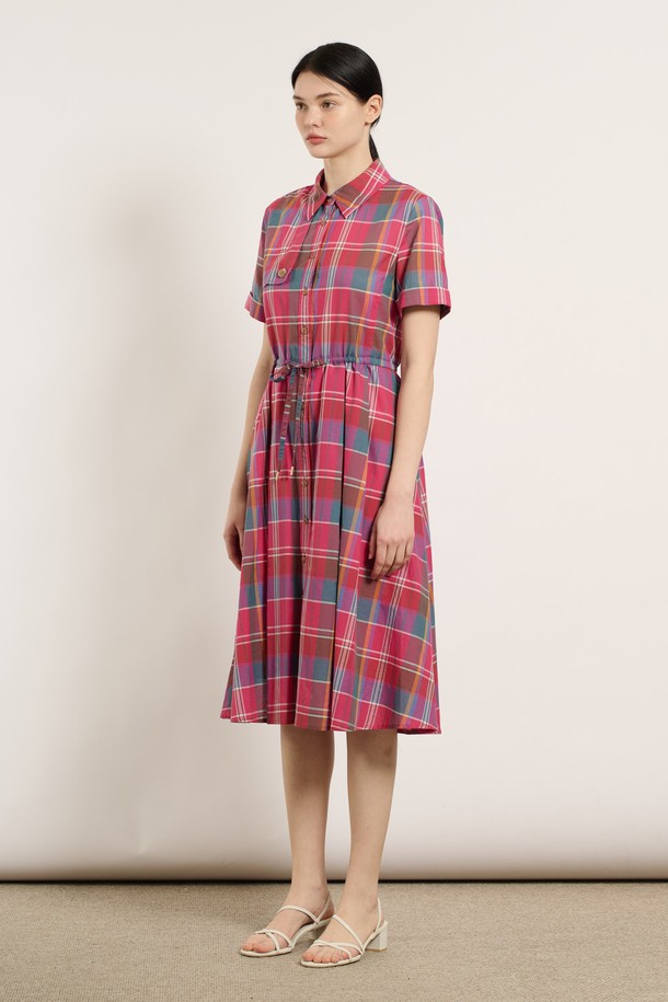 여성스러운 무드를 연출하는 [25SU] 스트링 체크 반소매 원피스는 핑크 컬러와 체크 패턴이 돋보이는 아이템입니다. 부드러운 면 소재로 제작되었으며, 허리 스트링 디테일과 여유로운 핏으로 편안하게 착용할 수 있습니다. 안감은 면 100%로 제작되었고, 버튼업 디자인으로 스타일리시한 데일리룩을 완성해보세요.
