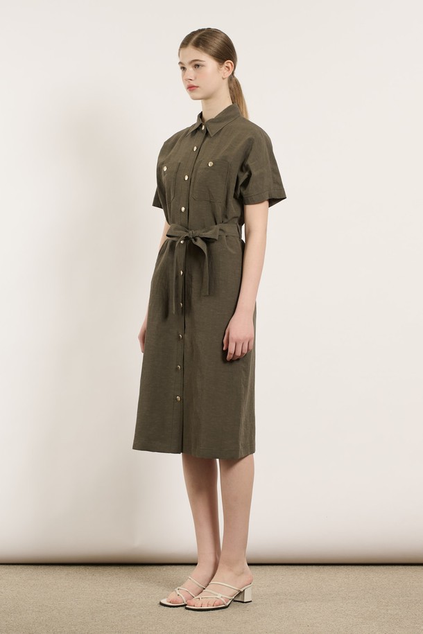 [25SU] 투포켓 린넨 벨티드 원피스는 여름 시즌에 어울리는 카키 색상의 H라인 벨티드 원피스입니다. 마, 레이온, 폴리에스터 혼방 소재로 제작되어 부드러운 촉감을 느낄 수 있으며, 슬림핏 디자인으로 여성스러운 실루엣을 연출합니다. 셔츠칼라와 반소매, 더블 포켓 디테일, 벨트 세트 구성으로 일상복은 물론 포멀한 스타일에도 활용하기 좋습니다.
