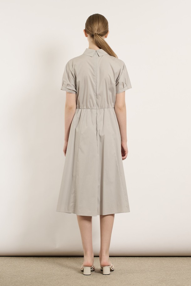 [25SU] 셔링 웨이스트 원피스는 라이트 그레이 색상의 여성용 A라인 플레어 원피스입니다. 부드러운 면, 나일론, 폴리우레탄, 폴리에스터 혼방 소재로 제작되었으며, 얇은 두께로 여름철에 시원하게 착용 가능합니다. 셔링 디테일과 웨이스트 라인 강조로 우아하고 여성스러운 실루엣을 연출하며, 라운드넥 디자인과 반소매, 안감으로 일상에서 편안하게 입을 수 있는 루즈핏 원피스입니다.
