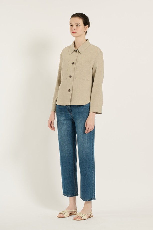 [25SU] 린넨 싱글 셔츠형 자켓은 얇은 두께의 면, 린넨 혼방 소재로 제작되어 여름철에도 시원하고 편안하게 착용할 수 있습니다. 베이지 색상의 루즈핏 셔츠자켓 스타일로, 미니멀하고 베이직한 무드를 연출하며 일상에서 활용하기 좋습니다. 앞면 포켓과 고급스러운 버튼 디테일이 더해졌으며, 우수한 환기성으로 쾌적함을 유지해 줍니다.
