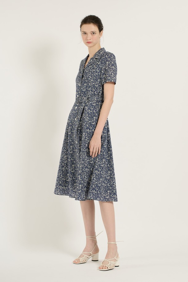 [25SU] A라인 원피스는 여성스러운 실루엣을 연출하는 A라인 디자인의 네이비 및 그린 컬러 원피스입니다. 면과 폴리에스터 혼방 소재에 플라워 패턴이 더해져 우아하고 클래식한 분위기를 자아내며, V넥 라인과 허리 라인 강조 디자인으로 세련된 핏을 선사합니다. 반소매 기장과 안감, 단추 디테일, 소매 끝 섬세한 마감 처리로 여름철 일상에서 편안하고 스타일리시하게 착용할 수 있습니다.
