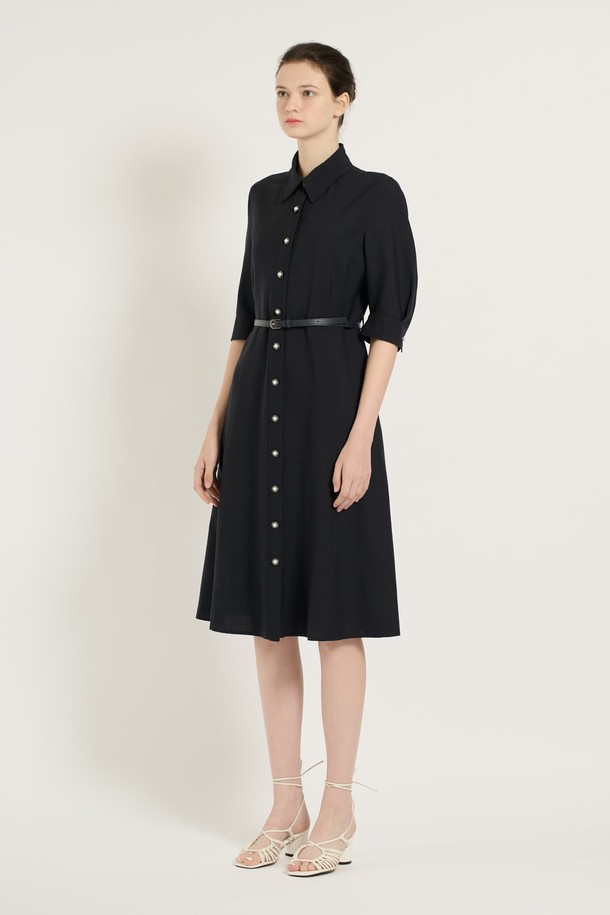 [25SU] 벨티드 울 원피스는 모 100% 소재로 제작되어 부드러운 촉감과 뛰어난 보온성을 자랑합니다. 클래식한 디자인과 우아한 A라인 실루엣이 돋보이며, 허리 벨트와 전면 버튼 디테일로 여성스러운 매력을 더했습니다. 네이비와 베이지 두 가지 컬러로 출시되어 데일리룩부터 특별한 날까지 폭넓게 활용할 수 있는 사계절 원피스입니다.
