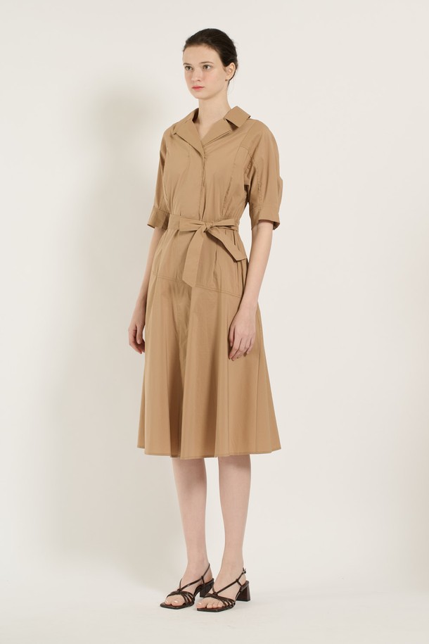 [25SU] 허리 스모킹 원피스 - M BEIGE B5B4I68172는 여성 고객을 위한 여름 원피스입니다. 부드러운 촉감의 면, 나일론, 폴리우레탄 혼방 소재로 제작되었으며, 허리 스모킹 디테일과 A라인 스커트가 클래식하고 우아한 분위기를 자아냅니다. 중간 소매 기장으로 팔 라인이 가늘고 길어 보이는 효과를 주며, 데이트룩, 카페룩, 모임룩 등 다양한 TPO에 어울립니다. 미니멀하고 로맨틱한 스타일을 연출하기 좋으며, 다양한 스타일의 구두와 매치하여 개성 있는 스타일을 완성할 수 있습니다.
