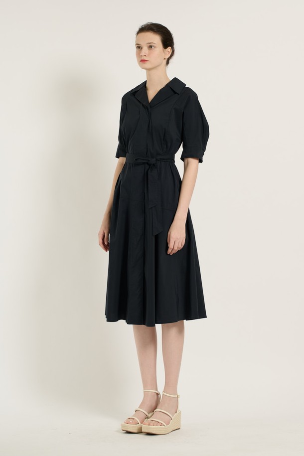 세련된 스타일을 연출하는 [25SU] 허리 스모킹 원피스 - 네이비입니다. 부드러운 면, 나일론, 폴리우레탄 혼방 소재로 제작되어 편안한 착용감을 선사합니다. 허리 스모킹 디테일과 허리 끈이 더해져 우아하고 여성스러운 실루엣을 강조하며, A라인 플레어 스커트가 자유로운 움직임을 돕습니다. 무릎 아래 기장의 슬림핏 브이넥 디자인으로 데이트룩, 카페룩, 모임룩 등 다양한 TPO에 활용 가능하며, 클래식, 미니멀, 로맨틱 스타일을 즐겨 입는 여성분들께 추천합니다. 얇은 두께감의 반소매 디자인으로 여름철 시원하게 착용할 수 있습니다.
