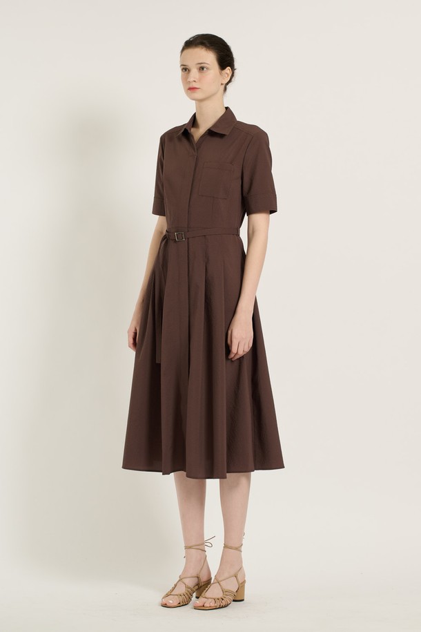 [25SU] 엠보 벨티드 원피스 - BROWN B5B4O62174는 엠보 패턴이 돋보이는 폴리에스터 소재의 브라운 컬러 벨티드 원피스입니다. 허리 벨트와 플레어 스커트 라인이 특징이며, 카라넥 디자인에 반소매 기장으로 여름철 일상복으로 착용하기 좋습니다. 클래식하면서도 엘레강스한 무드를 연출하며, 주머니가 있어 실용성을 더했습니다.
