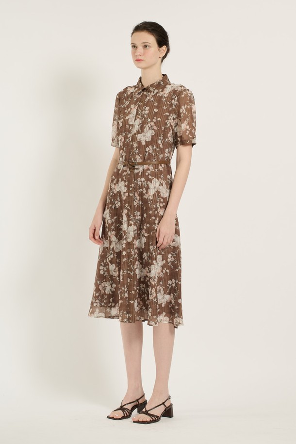 [25SU] 플라워 프린트 체크 원피스는 플라워와 체크 패턴이 조화롭게 어우러진 여성용 A라인 플레어 원피스입니다. 얇고 부드러운 폴리에스터 소재로 제작되어 여름철에도 시원하게 착용할 수 있으며, 슬림핏 디자인과 셔츠칼라, 허리 벨트 디테일이 우아하고 엘레강스한 무드를 연출합니다. 브라운 색상으로 제공되며, 안감이 있어 비침 걱정 없이 일상에서 편안하게 입을 수 있습니다.
