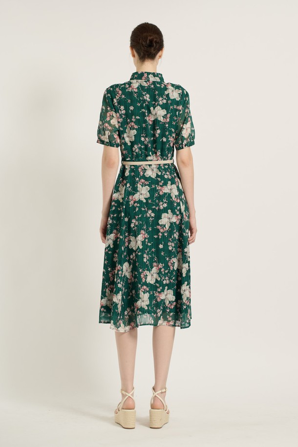 [25SU] 플라워 프린트 체크 원피스는 그린 색상의 플라워, 체크 패턴이 돋보이는 여성용 플레어 원피스입니다. 폴리에스터 소재로 제작되어 가볍고 얇으며, 슬림핏과 반소매 디자인으로 우아하고 클래식한 무드를 연출합니다. 벨트와 안감이 포함되어 있으며, 일상생활에서 편안하게 착용하기 좋은 여름 시즌 아이템입니다.
