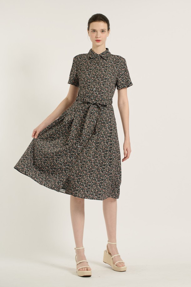 [25SU] 플라워 프린트 원피스는 여성스러운 A라인 핏과 미디 기장으로 우아한 무드를 연출하며, 허리 리본과 버튼 디테일이 포인트입니다. 부드러운 폴리에스터 및 면 혼방 소재에 플라워 패턴이 더해져 일상뿐 아니라 특별한 날에도 돋보이는 스타일을 완성할 수 있습니다. 안감이 있으며, 허리 끈 디테일로 다양한 체형에 잘 어울리는 블랙 색상의 반소매 플라워 프린트 원피스입니다.
