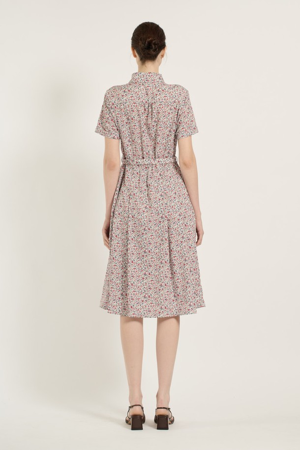 [25SU] 플라워 프린트 원피스는 아이보리 색상의 여성용 플라워 프린트 원피스로, 폴리에스터와 면 소재로 제작되어 부드러운 촉감을 자랑합니다. 로맨틱하고 우아한 무드를 연출하며, 허리 벨트와 버튼 디테일, 안감이 있어 세련된 데일리룩을 완성할 수 있습니다. 칼라 디자인에 반소매로 제작되었으며, 여름에 어울리는 플라워 패턴과 여성스러운 핏이 특징입니다.
