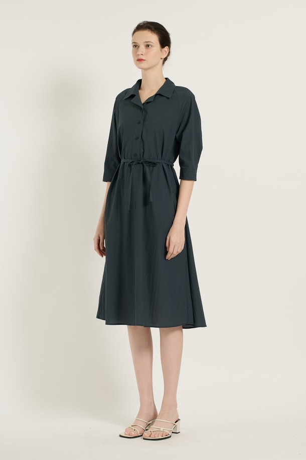 [25SU] 반오픈카라 원피스는 피콕 블루 색상으로, 우아하고 페미닌한 무드를 연출합니다. 부드러운 면, 나일론, 폴리우레탄 혼방 소재로 제작되었으며, 7부 소매와 A라인 핏이 돋보입니다. 허리 벨트가 포함되어 여성스러운 실루엣을 강조하며, 오피스룩, 피크닉, 데일리룩으로 활용하기 좋습니다.
