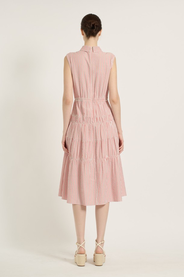 [25SU] 스트라이프 티어드 원피스는 레드 색상의 민소매 원피스로, 스트라이프 패턴과 티어드 치마 디자인이 특징입니다. 얇고 가벼운 레이온, 폴리에스터, 폴리우레탄 혼방 소재로 제작되어 여름철에도 시원하게 착용 가능하며, 허리 밴딩 디테일과 슬림핏으로 여성스러운 실루엣을 연출합니다. 우아하면서도 캐주얼한 스타일을 연출할 수 있는 아이템으로, 안감이 있어 비침 걱정 없이 일상에서 편안하게 입을 수 있습니다.
