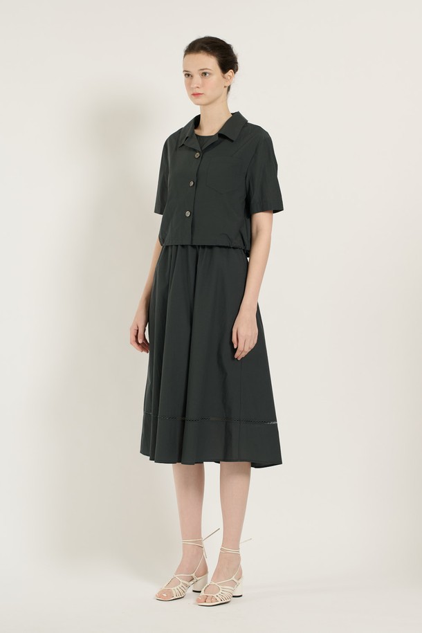 [25SU] 레이어드 원피스는 다크 그린 색상의 세련되고 여성스러운 무드를 연출하며, 봄, 여름 시즌에 일상 및 포멀한 자리에 모두 잘 어울립니다. A라인으로 떨어지는 얇고 부드러운 소재의 레이어드 디자인이 특징이며, 허리 주름, 소매, 밑단 디자인 포인트가 돋보입니다. 나일론, 면, 폴리우레탄, 폴리에스터 혼방 소재로 제작되었고, 안감이 있으며 레귤러핏의 라운드넥 반소매 원피스입니다.
