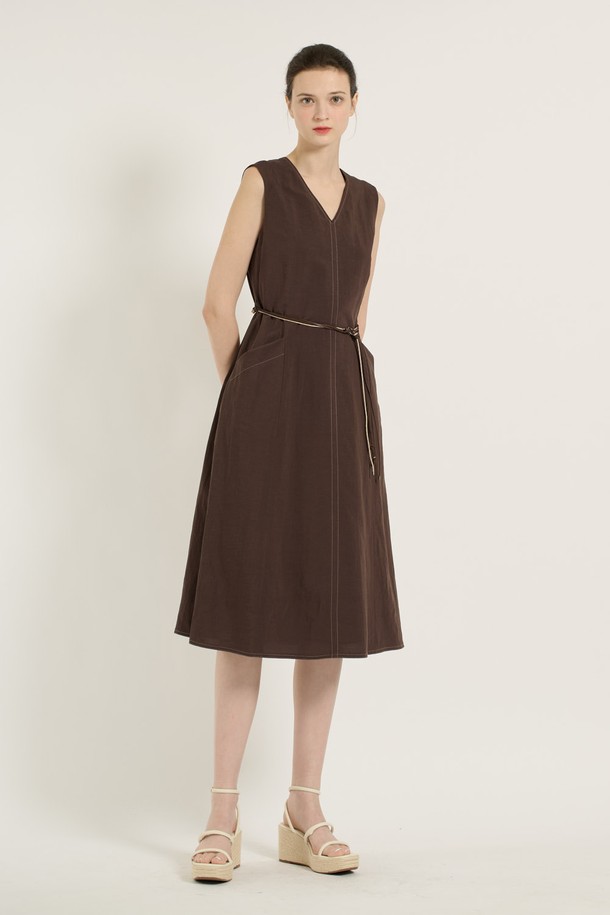 [25SU] 브이넥 민소매 원피스 - BROWN B5B5O64474는 우아하고 심플한 무드를 연출하는 여성용 브이넥 민소매 원피스입니다. 마, 레이온, 폴리에스터 혼방 소재로 시원한 촉감을 제공하며, 슬림핏 디자인과 허리라인 벨트 디테일로 세련된 실루엣을 완성합니다. 무지 패턴의 브라운 색상이며, 안감이 있어 쾌적하게 착용할 수 있는 여름 시즌 데일리 원피스입니다.
